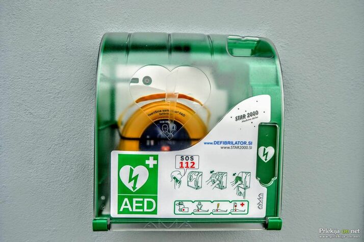 Avtomatski zunanji defibrilator